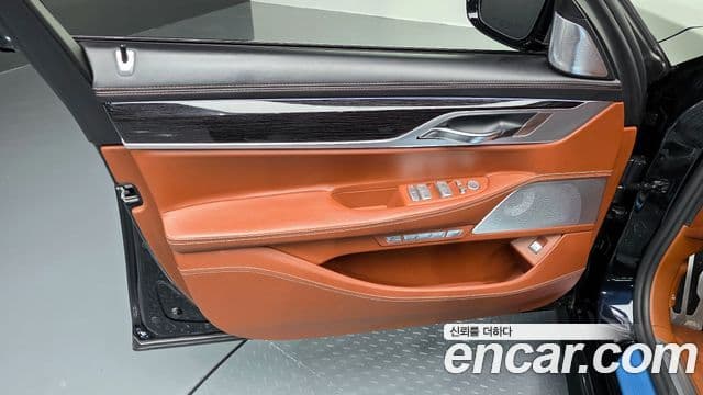 BMW 7 Series 2018 — Photo 15/36