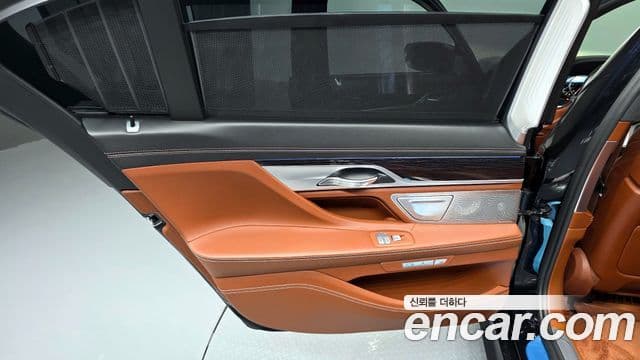 BMW 7 Series 2018 — Photo 17/36