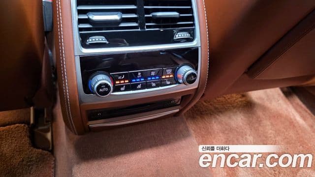 BMW 7 Series 2018 — Photo 30/36