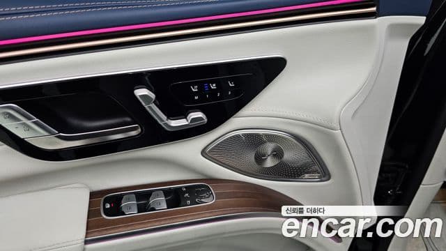 Mercedes-Benz EQS SUV 2023 — Photo 24/32