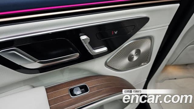Mercedes-Benz EQS SUV 2023 — Photo 21/32