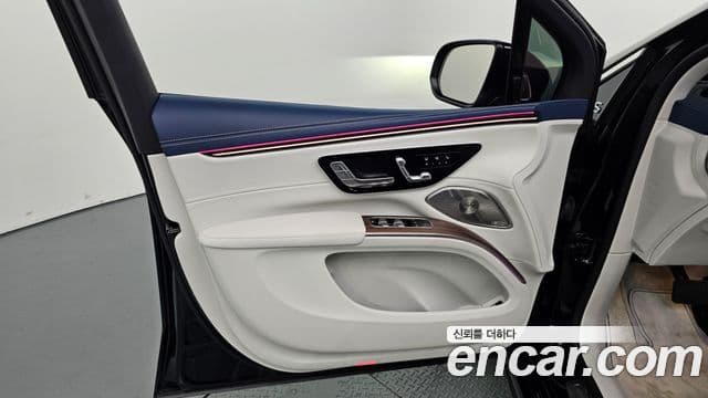 Mercedes-Benz EQS SUV 2023 — Photo 23/32