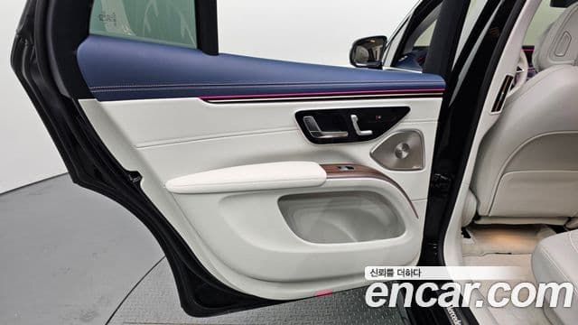 Mercedes-Benz EQS SUV 2023 — Photo 13/32