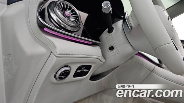 Mercedes-Benz EQS SUV 2023 — Photo 25/32
