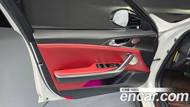 Kia Stinger 2018 — ფოტო 16/31