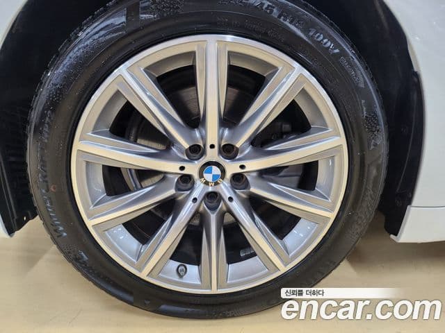 BMW 5 Series 2018 — Şəkil 13/20