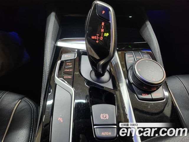 BMW 5 Series 2018 — Şəkil 15/20