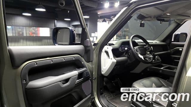 Land Rover Defender 2020 — Photo 7/20
