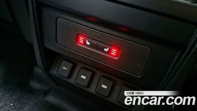 Land Rover Defender 2020 — Photo 2/20