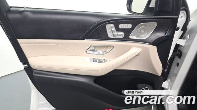 Mercedes-Benz GLS-Class 2025 — Photo 30/34