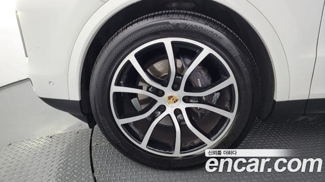 Porsche Cayenne 2023 — Photo 16/36