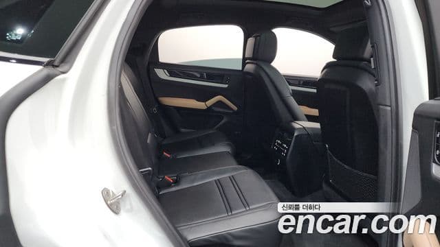 Porsche Cayenne 2023 — Photo 31/36
