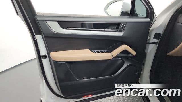 Porsche Cayenne 2023 — Photo 2/36