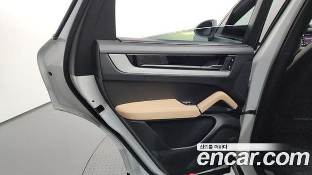 Porsche Cayenne 2023 — Photo 9/36