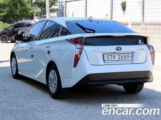 Toyota Prius 2018 — Şəkil 11/18