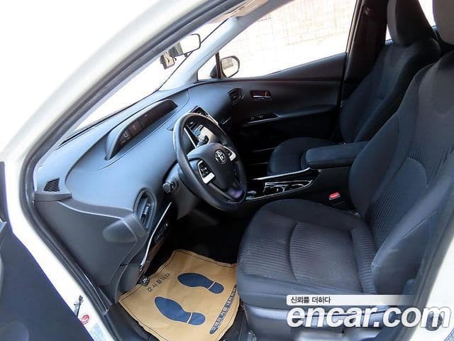 Toyota Prius 2018 — Şəkil 9/18