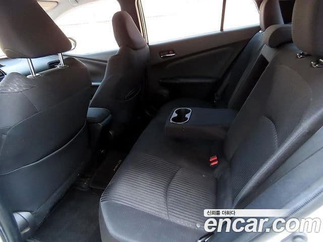 Toyota Prius 2018 — Şəkil 15/18