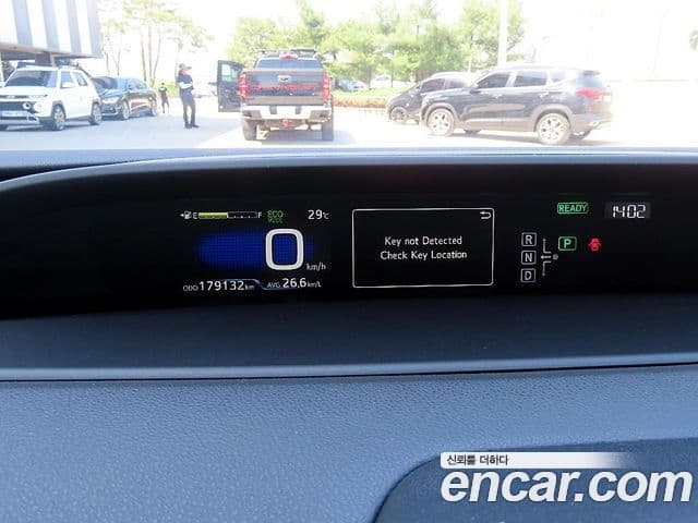 Toyota Prius 2018 — Şəkil 16/18