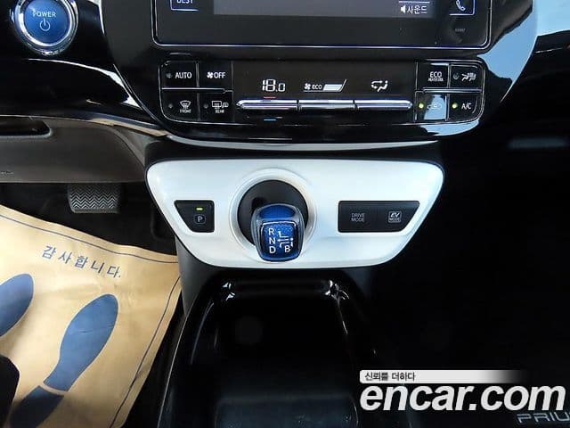 Toyota Prius 2018 — Şəkil 18/18