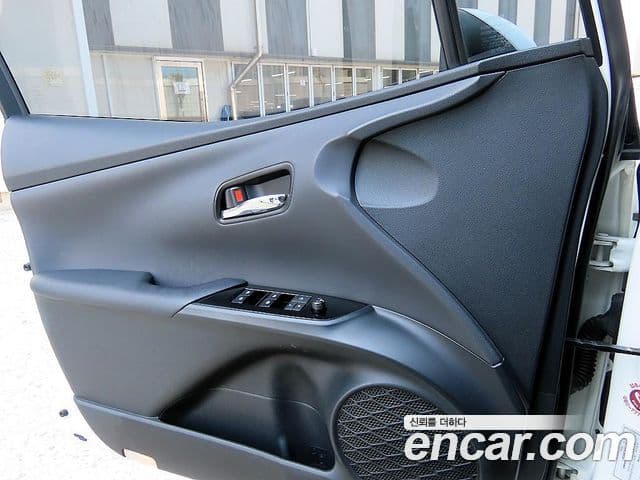 Toyota Prius 2018 — Şəkil 12/18