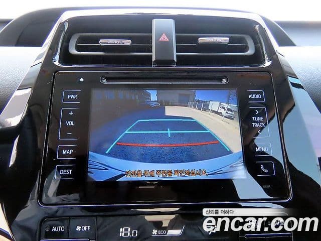 Toyota Prius 2018 — Şəkil 10/18