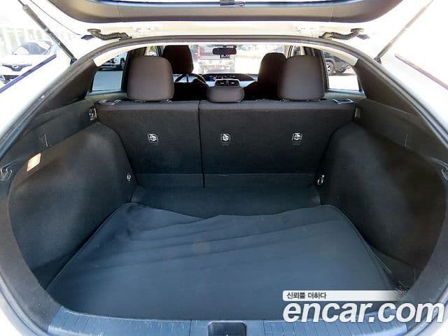 Toyota Prius 2018 — Şəkil 8/18