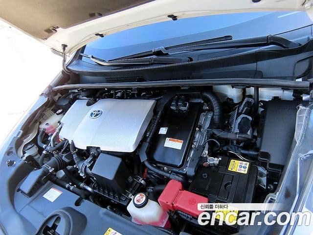 Toyota Prius 2018 — Şəkil 14/18