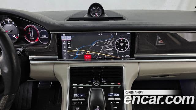 Porsche Panamera 2018 — ფოტო 13/20
