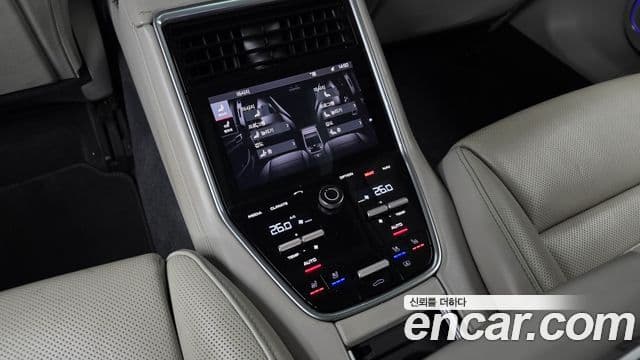 Porsche Panamera 2018 — ფოტო 18/20