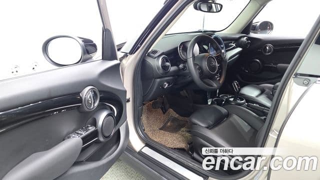 Mini Cooper 2021 — ფოტო 22/30