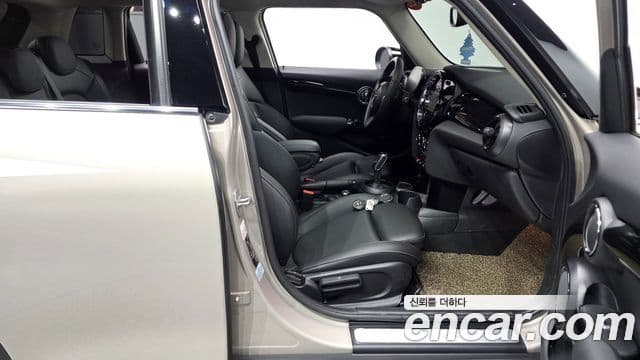 Mini Cooper 2021 — ფოტო 13/30