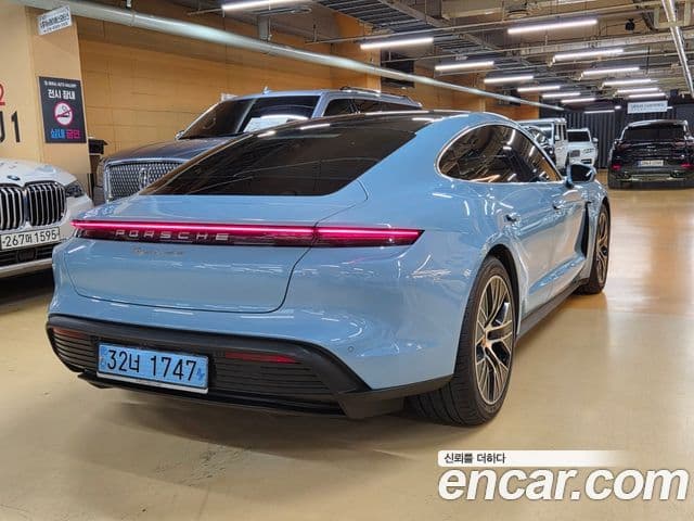 Porsche Taycan 2021 — ფოტო 14/20