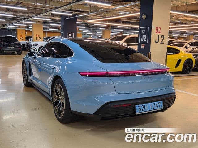 Porsche Taycan 2021 — ფოტო 18/20