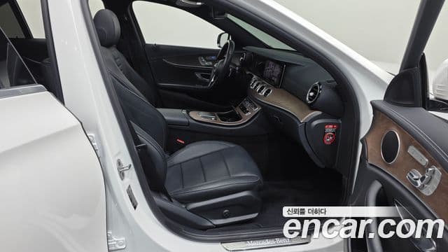 Mercedes-Benz E-Class 2022 — Фото 11/20