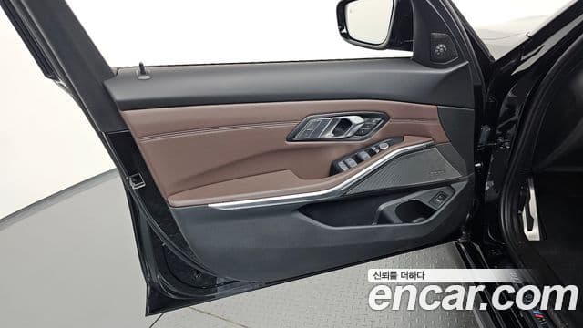 BMW 3 Series 2024 — Photo 28/35