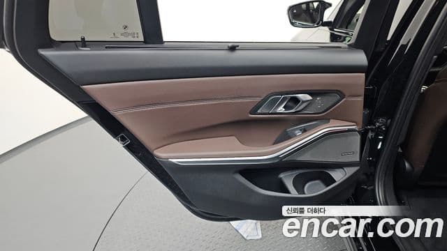 BMW 3 Series 2024 — Photo 32/35