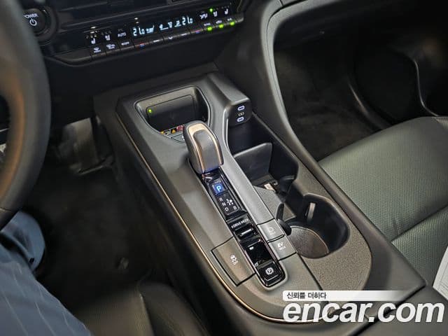 Toyota Crown Crossover 2023 — ფოტო 8/17