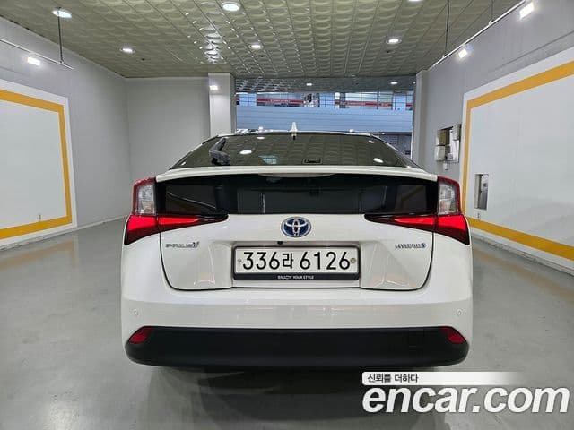 Toyota Prius 2019 — Şəkil 10/19