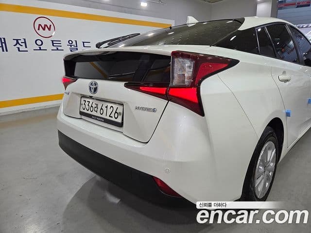 Toyota Prius 2019 — Şəkil 8/19