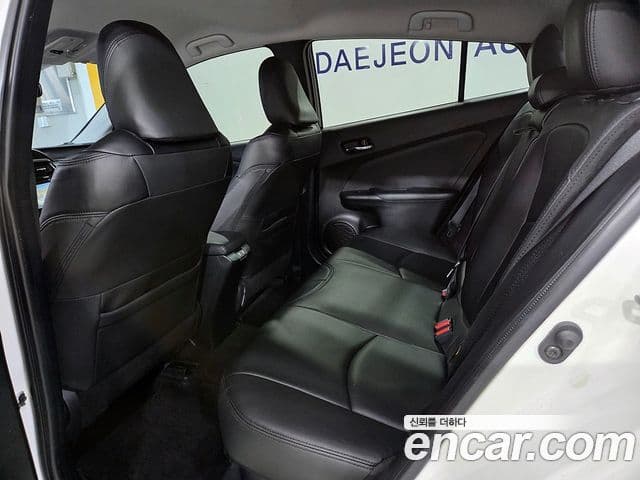 Toyota Prius 2019 — Şəkil 11/19