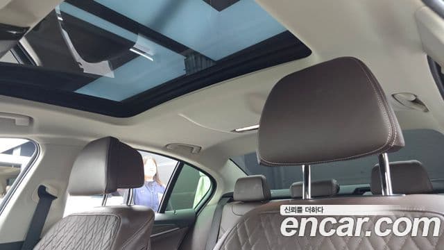 BMW 5 Series 2019 — Photo 19/31