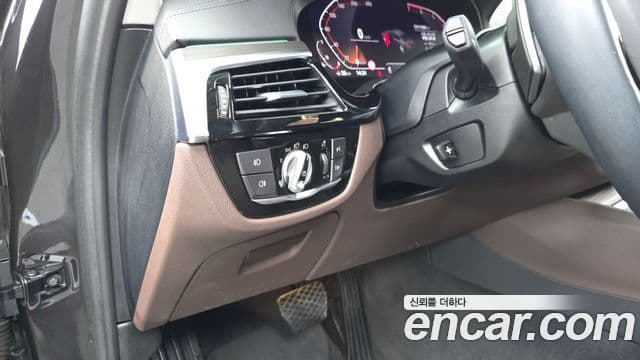 BMW 5 Series 2019 — Photo 21/31