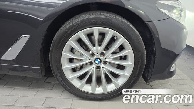 BMW 5 Series 2019 — Photo 25/31