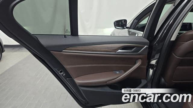 BMW 5 Series 2019 — Photo 29/31