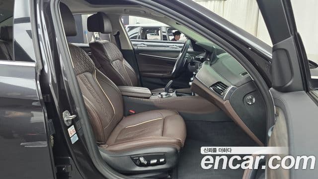 BMW 5 Series 2019 — Photo 12/31