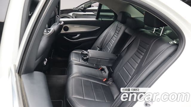 Mercedes-Benz E-Class 2019 — ფოტო 6/20