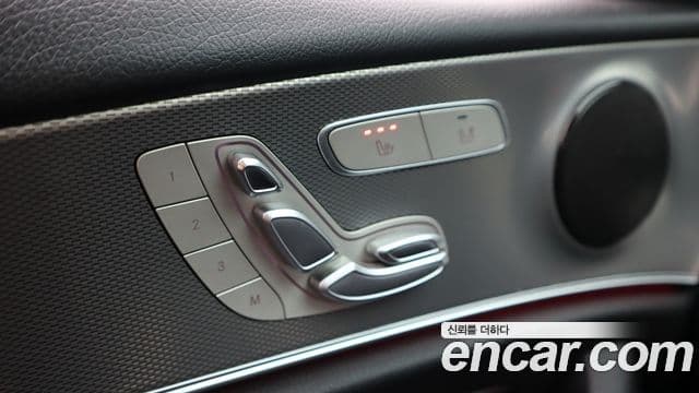 Mercedes-Benz E-Class 2019 — ფოტო 14/20
