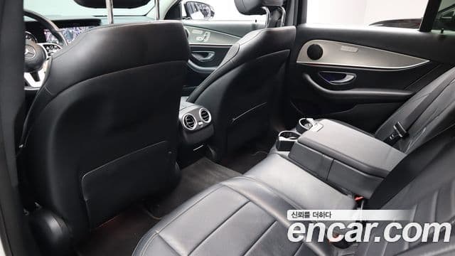 Mercedes-Benz E-Class 2019 — ფოტო 18/20