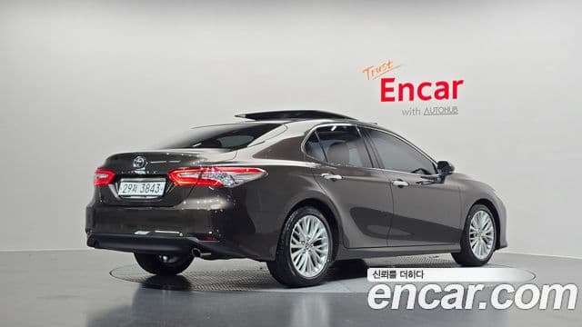 Toyota Camry 2019 — ფოტო 2/20