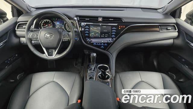 Toyota Camry 2019 — ფოტო 7/20